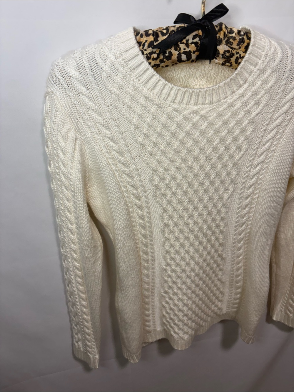 Women’s Ivory classic Cable Knit Crew Neck Long Sleeve Pullover Sweater medium